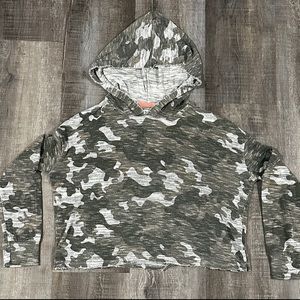 💞 Women’s Medium Cropped Camo Hoodie